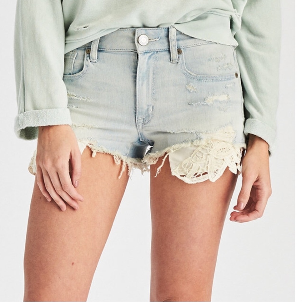 Light wash AE crochet Hi rise shortie size 6